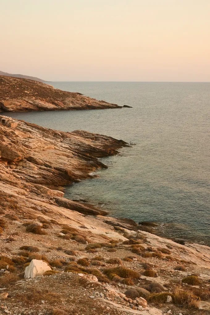 Βραχώδης ακτή της Κύθνου στο χρυσό φως