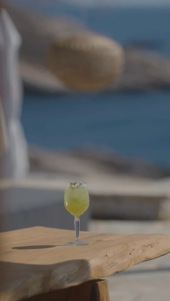 Cocktail σε ξύλινο τραπέζι δίπλα στο νερό