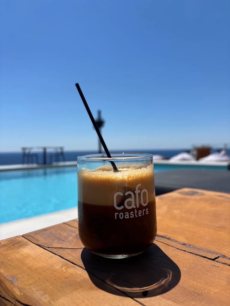 Freddo δίπλα στην πισίνα ένα καλοκαιρινό μεσημέρι