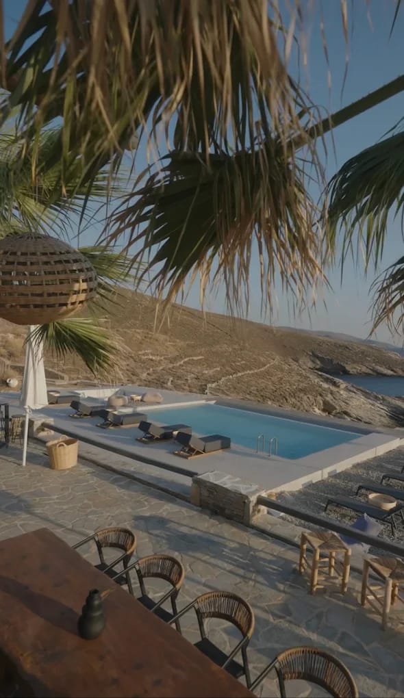 Η πισίνα κάτω από τους φοίνικες
